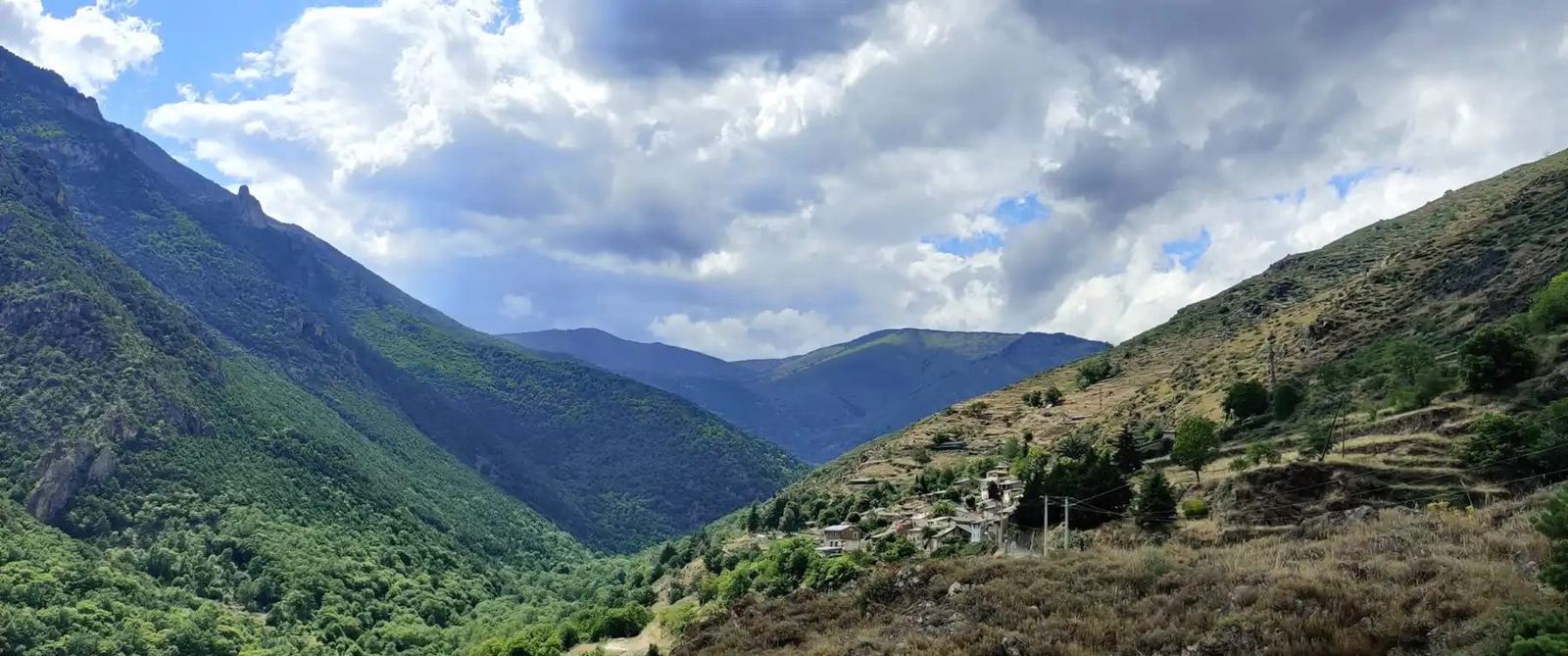 La vallée de Nohèdes sous un ciel nuageux