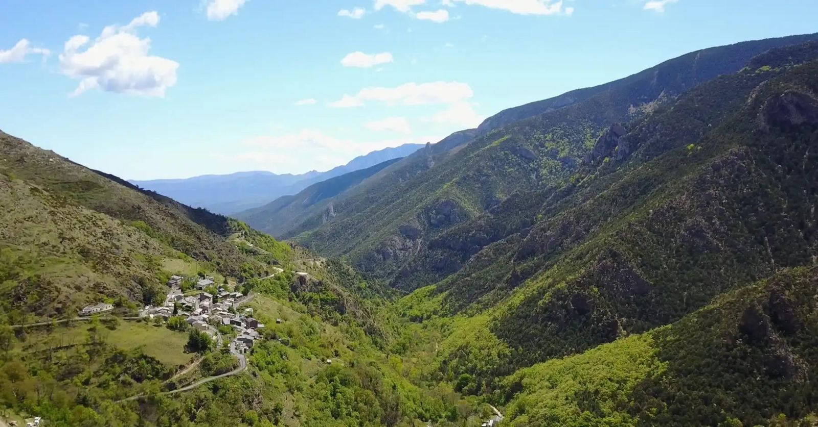 La vallée et le village sur son versant