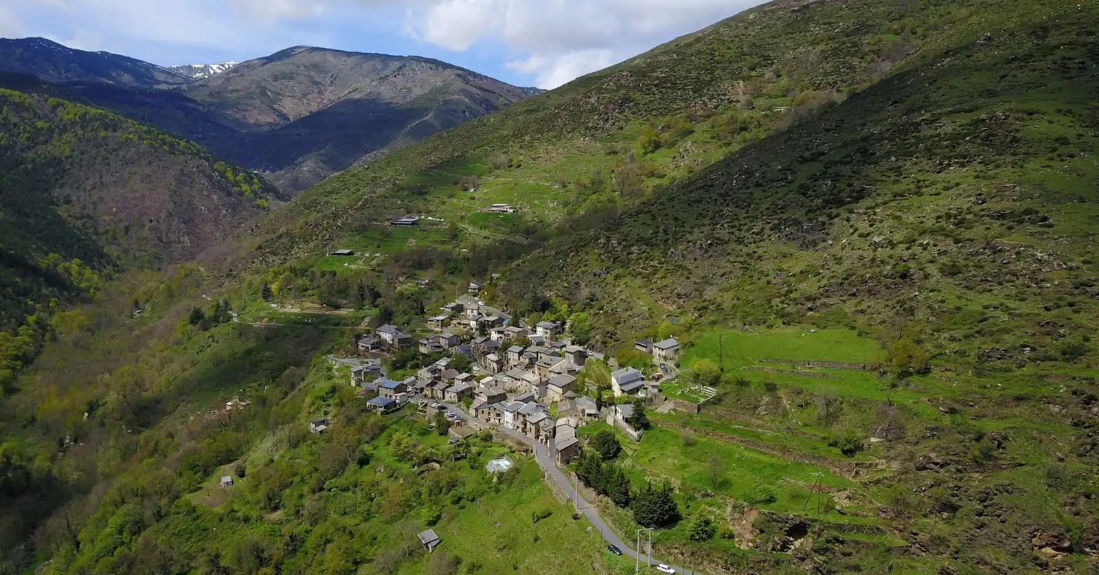 Le village de Nohèdes accroché au versant de la vallée