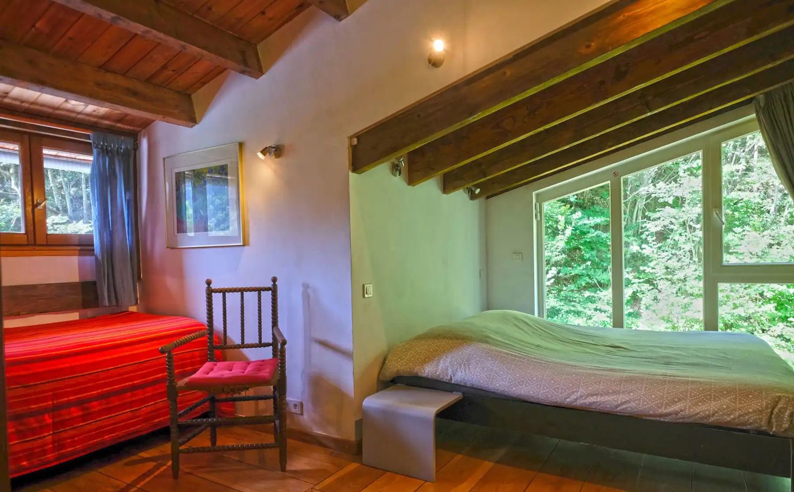 Chambre lumineuse avec vue sur la verdure