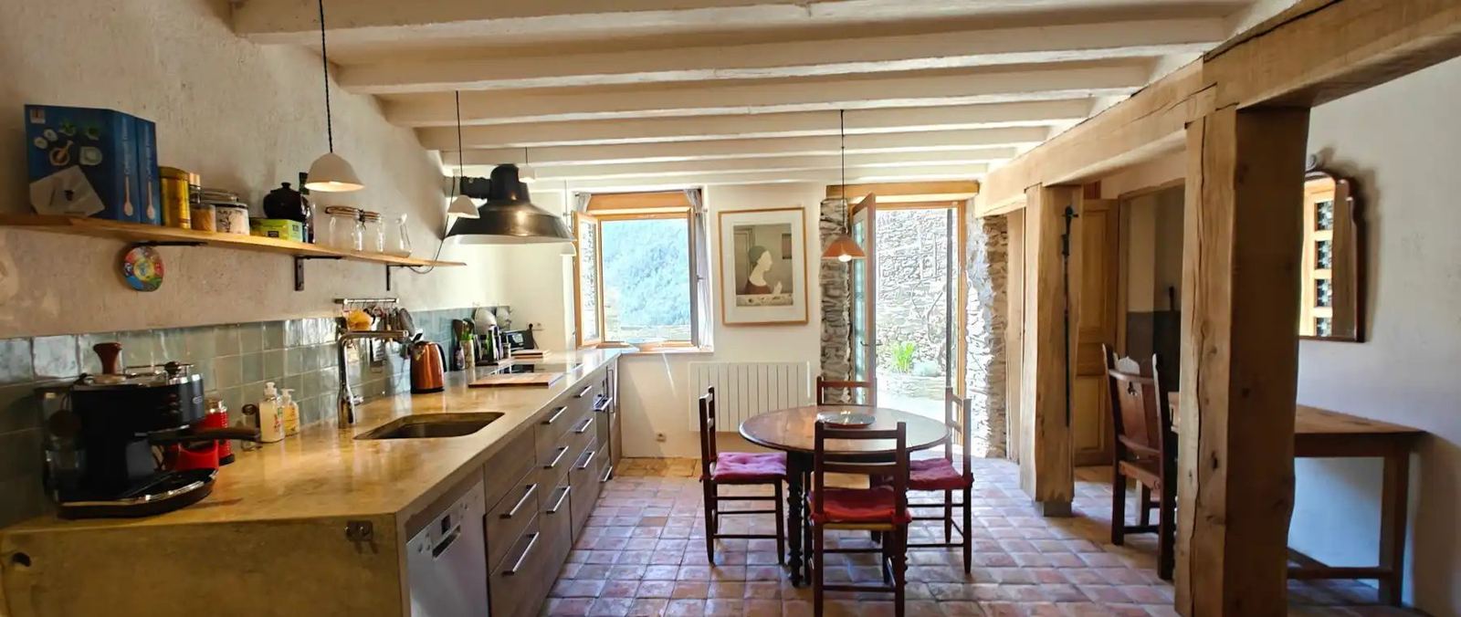 La pièce de vie, cuisine et coin repas