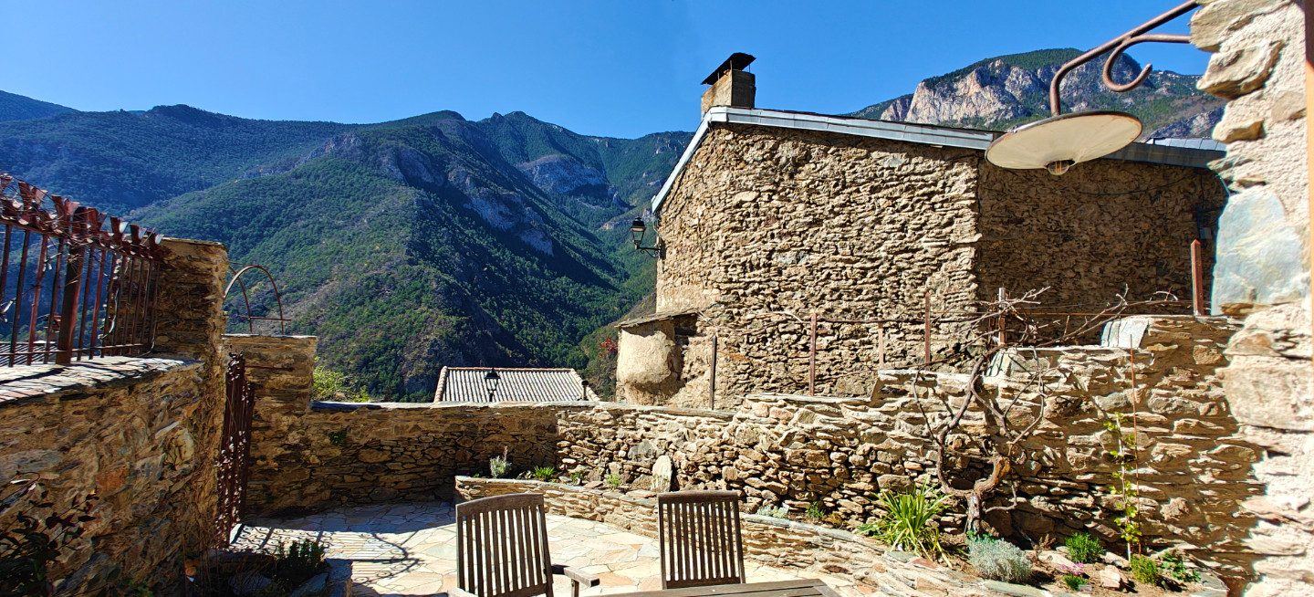 La terrasse privée face aux montagnes