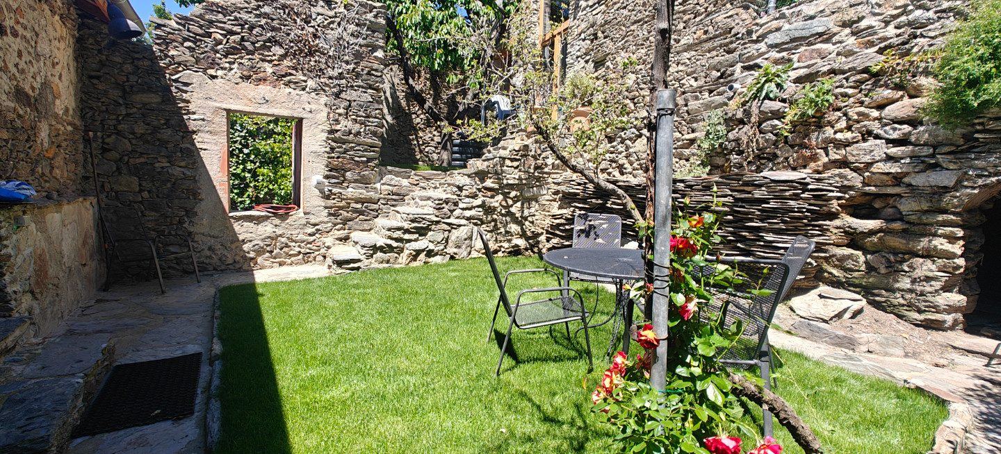 La cour privée en pierre sèche