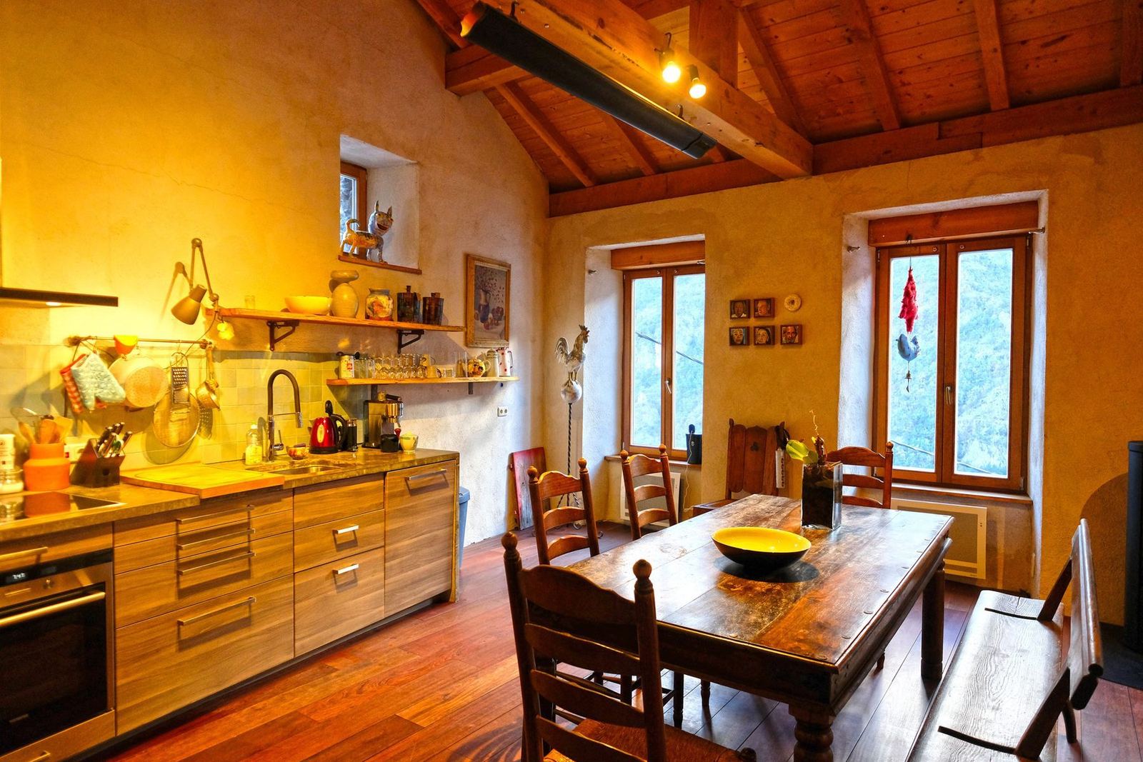La cuisine et la table en bois sous la charpente